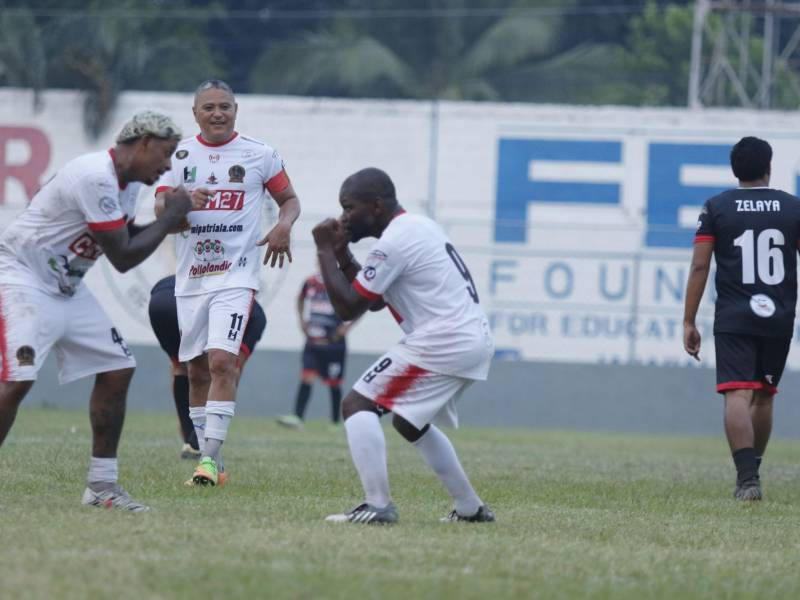 Wilfredo Barahona y Tyson Núñez se dieron tiempo para bromear mientras Wilmer Velásquez los observaba.