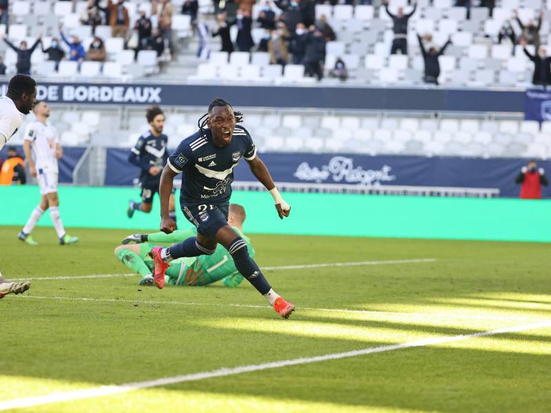 Alberth Elis gritando el gol que marcó en el duelo donde el Bordeaux se enfrenta al Racing de Estrasburgo.
