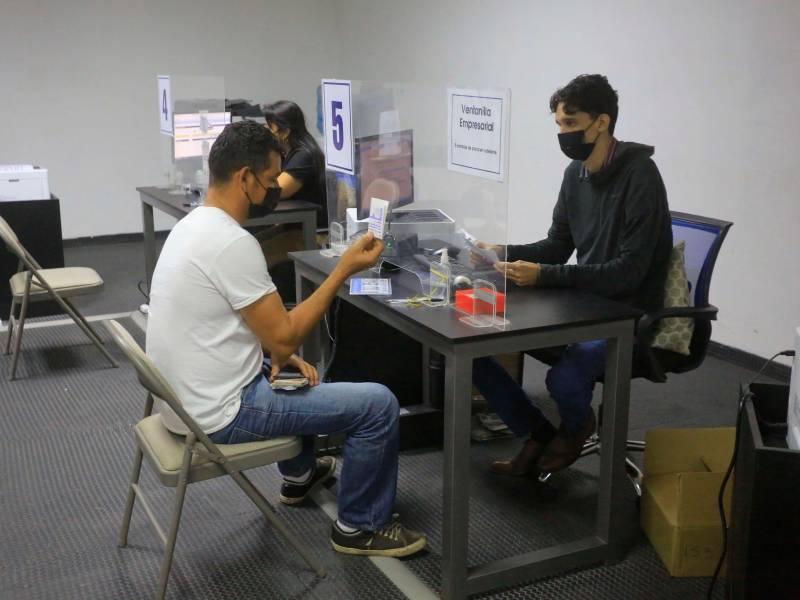 <b><span class=mln_uppercase_mln>Trámite.</span></b> Son pocos los conductores que llegan a diario a la oficina de Galerías del Valle.<span class=mln_uppercase_mln> Foto: M. Valenzuela.</span>