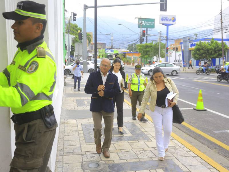 Los regidores llegaron puntuales a la sesión en el salón consistorial, el alcalde Contreras no recupera el liderazgo.