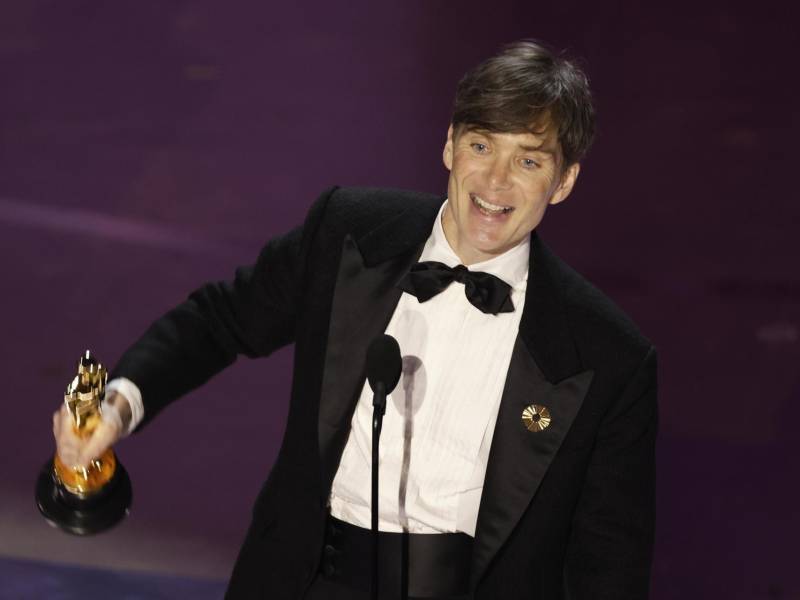 Murphy, que tocaba en una banda de rock cuando era joven, logró a sus 47 años el máximo galardón para un actor, al ponerse en la piel del padre de la bomba atómica en “Oppenheimer”, dirigida por Christopher Nolan. “Hicimos una película sobre el hombre que creó la bomba atómica, y para mejor o para peor, vivimos en el mundo de Oppenheimer”, dijo Murphy al recibir la primera estatuilla de su carrera.