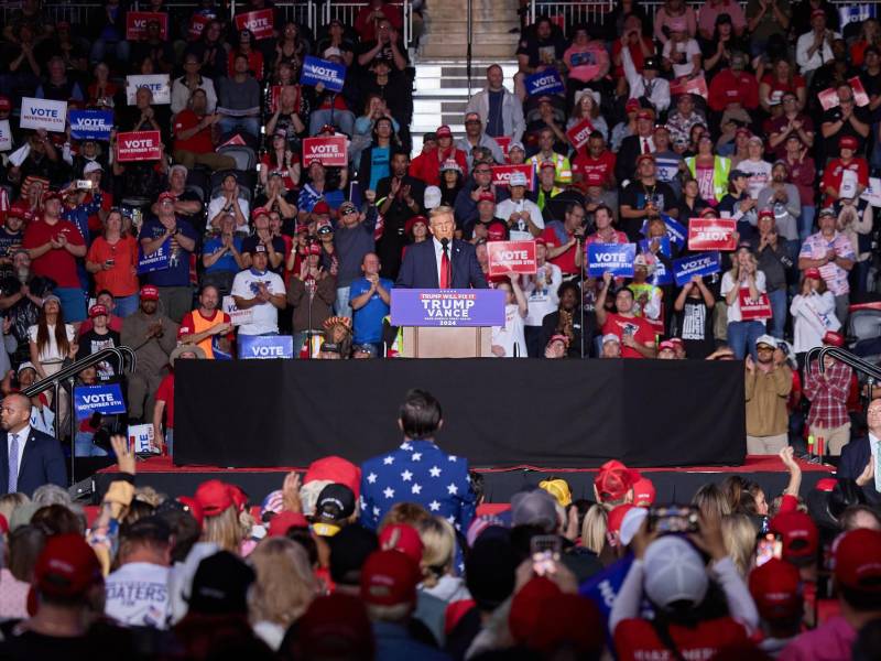 Miles de personas esperan a Trump en una ciudad de Michigan que el exmandatario ha elegido en tres ocasiones para el cierre de su campaña.