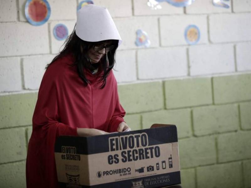 Una mujer del colectivo feminista “Somos Nuestras”, vestida con los trajes de la novela “The Handmade's Tales”, vota durante la segunda ronda de las elecciones presidenciales, en San José (Costa Rica). EFE