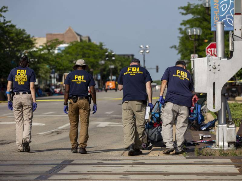 Cuatro agentes del FBI caminan por una calle de Estados Unidos | Fotografía de archivo