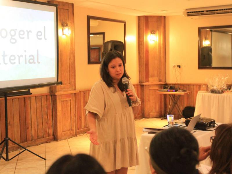 Una charla didáctica y educativa se ha llevado a cabo en el Hotel Copantl, donde la máster Rosaura Paredes, docente de preescolar en la Escuela Americana de Barcelona, España, brindó una cantidad importante de recursos para que las docentes hondureñas puedan proporcionar educación de calidad y entretenida a los menores en los centros educativos privados de la zona norte.