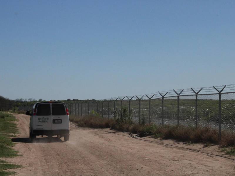Fotografía de una patrulla fronteriza en la frontera entre México y Estados Unidos a lo largo del Río Grande, este jueves en la localidad de Eagle Pass (Estados Unidos).