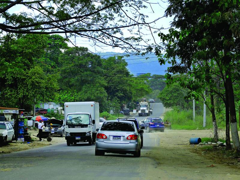 La historia de los habitantes de estas colonias y barrios es la misma: congestionamiento, pésimo estado de la vía y riesgo cuando llueve. Fotos Melvin Cubas.
