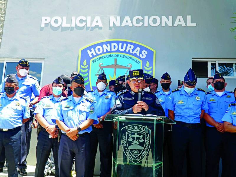 Jefes de la zona noroccidental ayer con el director Héctor Sánchez.