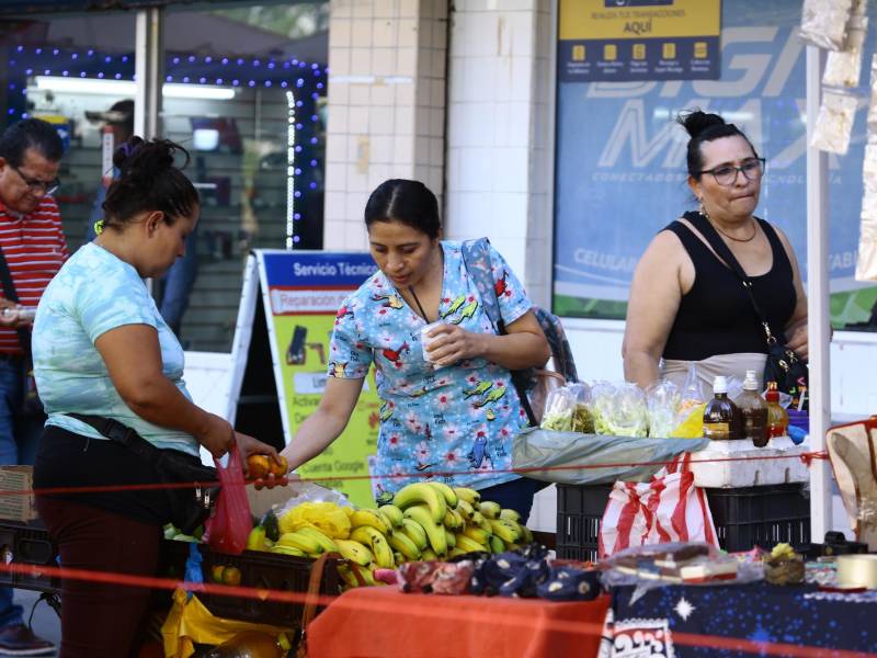 Algunas buscan trabajo en empresas, otras e n el mercado informar, pero lo cierto es que cientos de mujeres hondureñas luchan a diario por mantener sus hogares, tener éxito profesional e incursionar en otros campos en lo que han sido exclusivamente para hombres.