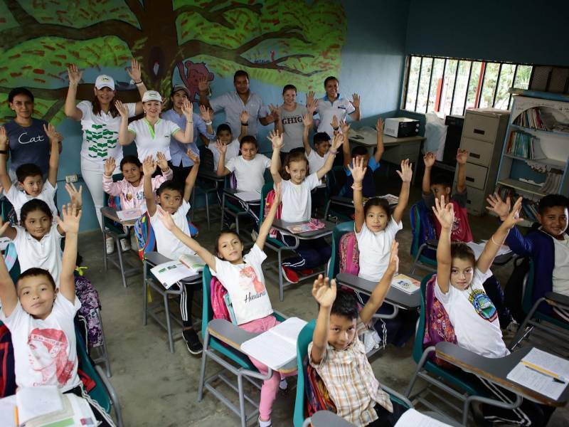 Los niños descargaron sus pupitres con personal de la UTH y celebraron juntos la educación.