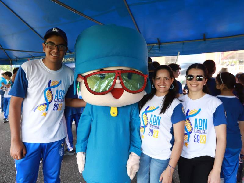 En el marco de su 70 aniversario el Instituto La Salle llevó a cabo una celebración memorable el día miércoles. En donde alumnos de preescolar hasta secundaria se dividieron en grupos de colores para participar en diversas actividades extracurriculares organizadas por el colegio. En la imagen podemos ver a Rolando Mejía, mascota del equipo azul Pocoyó, Linda Trejo y Debbie Menéndez.
