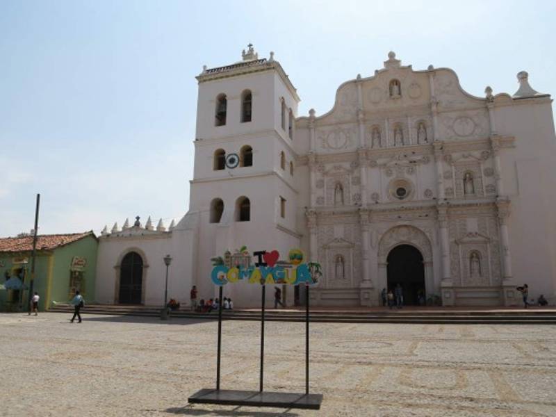 Catedral Inmaculada de Concepción. Este templo católico fue construido en 1690; es de tipo barroco hispanoamericano (levantado por españoles y 18 comunidades indígenas de Comayagua y alrededores). El reloj más antiguo de América, y cuarto a nivel mundial, está en la catedral de la ciudad colonial de Comayagua. Según cuentan los historiadores que guían a los turistas por el casco colonial de Comayagua, este reloj fue fabricado en 1100 por los moros o árabes que invadieron a España antes del siglo X, y que fueron expulsados en el año 1492. Otra de las curiosidades de esta iglesia es su fachada, compuesta por trece rostros de los guardianes de la fe (San Gerónimo, San Agustín, San Ambrosio y San Gregorio), de la Virgen María, Juan, José y el niño Jesús. También están dos ángeles y el papa Pío IX en la cima dando saludos a Comayagua.