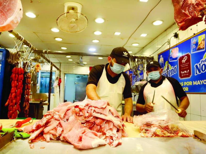 La carne de cerdo y res mantienen su costo, sin embargo, la libra de pollo subió un lempira. Foto: Moisés V.