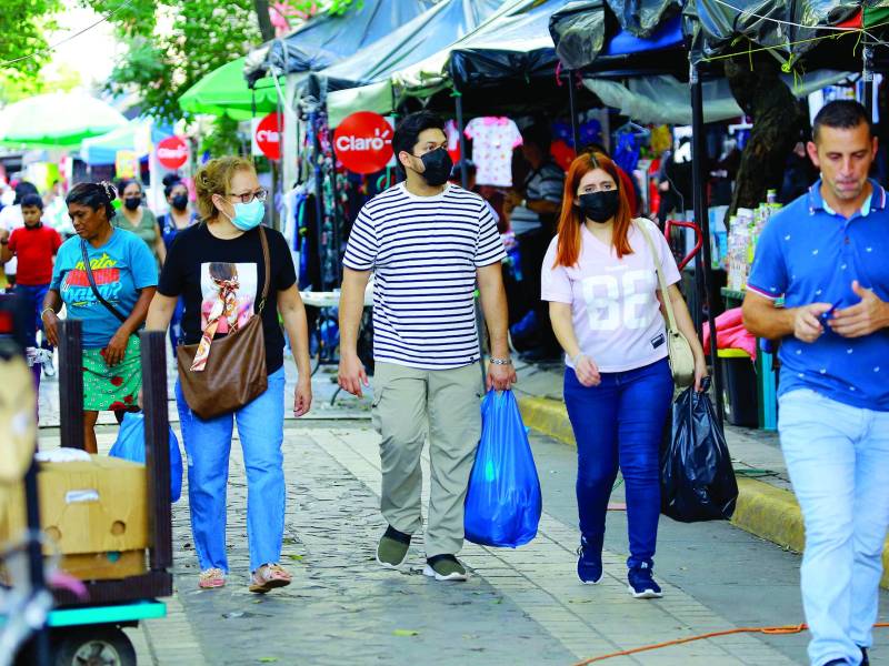 Evite detenerse y sacar grandes cantidades de dinero en la calle.