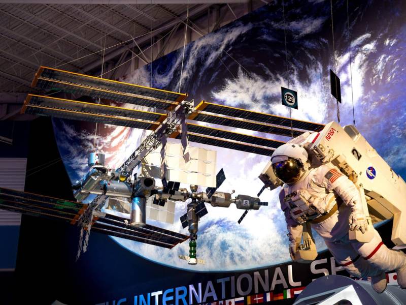 Desde su inauguración en 1992, el Centro Espacial de la NASA en Houston se ha convertido en uno de los lugares más atractivos y visitados en el estado de Texas, recibiendo más de 1 millón de visitantes cada año.