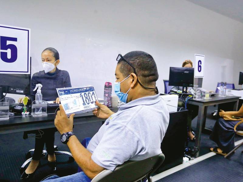 El proyecto de replanteo se hizo con una meta de 1,200,000 placas, de ese total, actualmente 627,000 vehículos no tienen las nuevas placas.