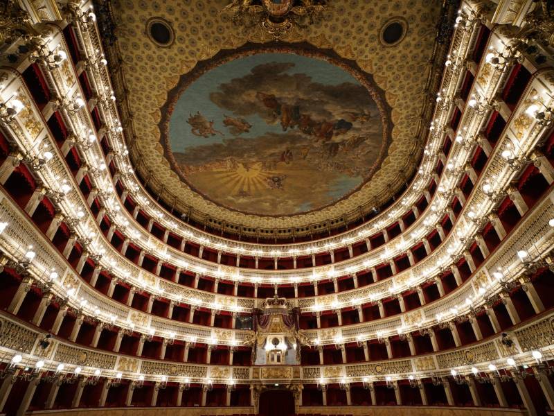 Teatro San Carlo di Nápoles, uno de los más antiguos y quizás el más bello del mundo. Abrió sus puertas en 1737, por encargo del que fuera después Carlos III de España (1759-1788) durante su reinado anterior de Nápoles y Sicilia.