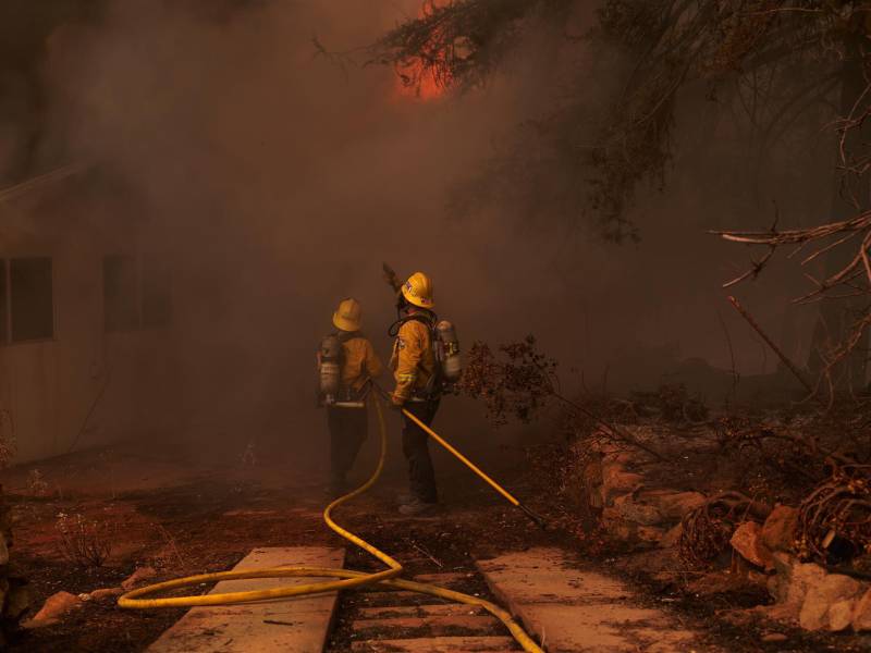 La agencia estatal CalFire reportó este martes siete incendios activos. Al menos cuatro personas fallecieron el lunes a causa de dos de los siniestros.