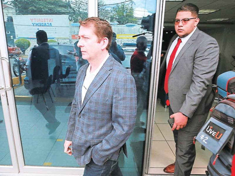 <b><span class=mln_uppercase_mln>Empresarios.</span></b> Murray Farmer, representante de la compañía DRC Inc, llegó a Honduras y junto a sus apoderados legales esperar hallar una solución.<span class=mln_uppercase_mln> </span>