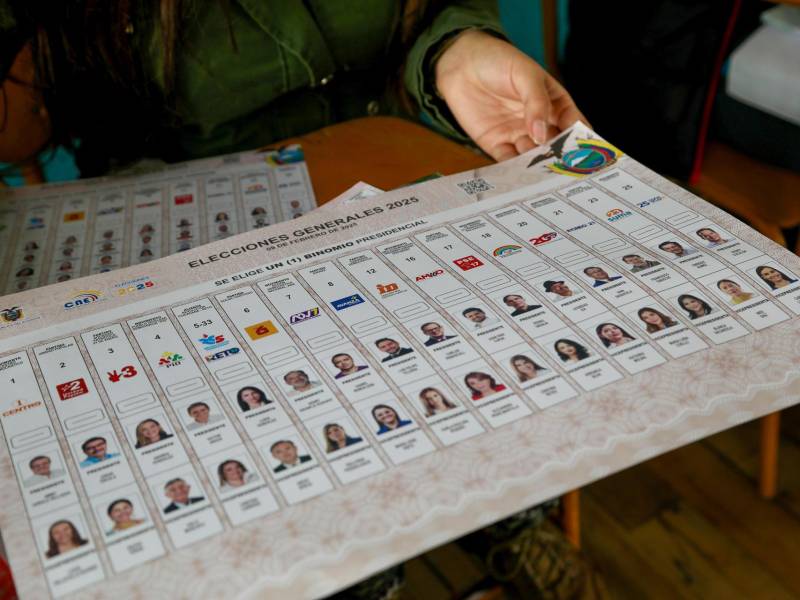 Una papeleta electoral durante la votación en la Escuela 10 de Agosto ubicada en el Centro Histórico de Quito.