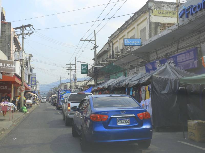 Esta es la realidad en las calles y avenidas de SPS. Muchos negocios se han apropiado de los espacios y no permiten que los ciudadanos aparquen sus carros.