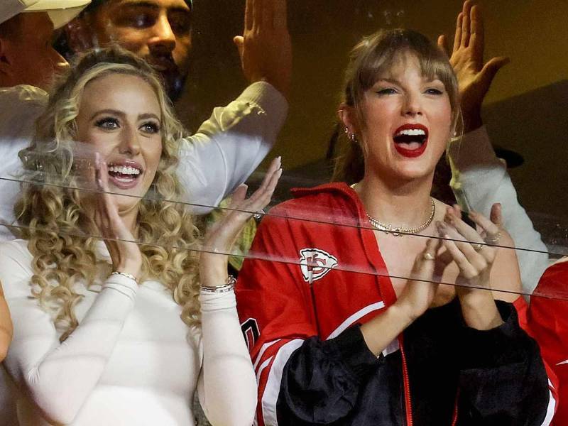 Brittany Mahomes y Taylor Swift hablan todo el tiempo. La suegra de Brittany, Randi Mahomes, dice que ha sido encantador ver crecer su vínculo desde que Taylor, de 34 años, comenzó a salir con Travis Kelce, el compañero de equipo del esposo de Brittany, Patrick Mahomes, en los Kansas City Chiefs.