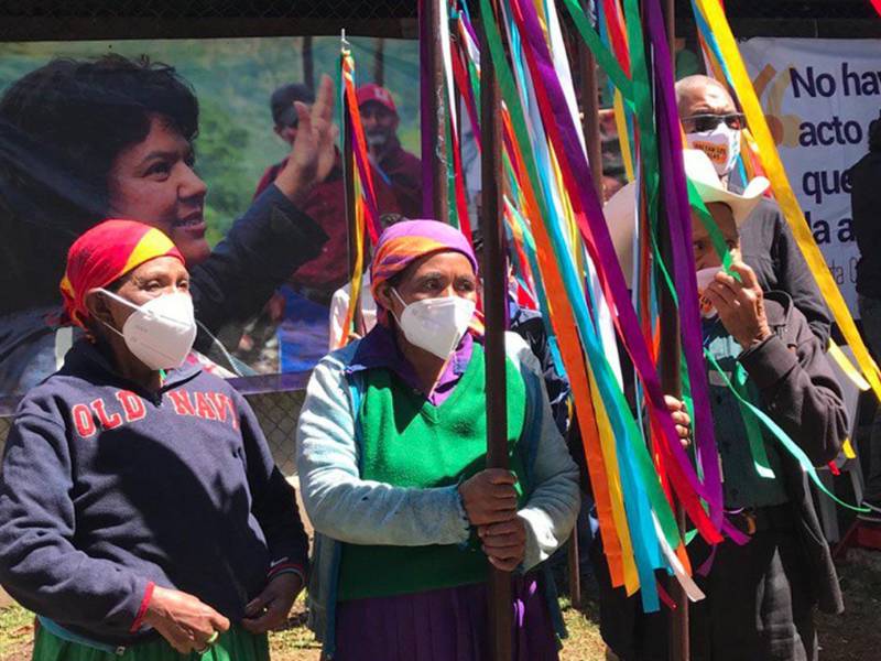 Indígenas lenchas en un actividad por la defensa del territorio. Foto tomada de Copinh.