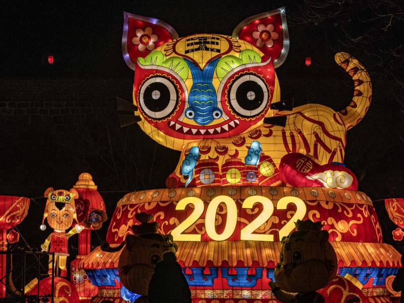 La gente ve una exhibición de linternas antes del año nuevo 2022 en Yantai, en la provincia oriental de Shandong.