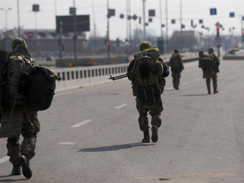 Militares ucranianos patrullan las afueras de Kiev para evitar el ingreso de las tropas rusas a la capital.