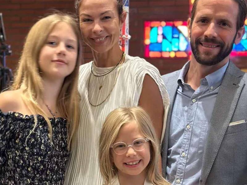 Christian Oliver en una imagen junto a su esposa e hijas.