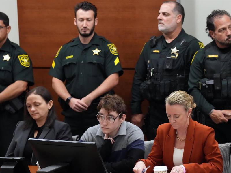 El autor de la matanza de la escuela secundaria Marjory Stoneman Douglas, Nikolas Cruz, espera el veredicto del jurado junto a su equipo de defensa, las abogadas Kate O’Shea (i) y Melissa McNeill.