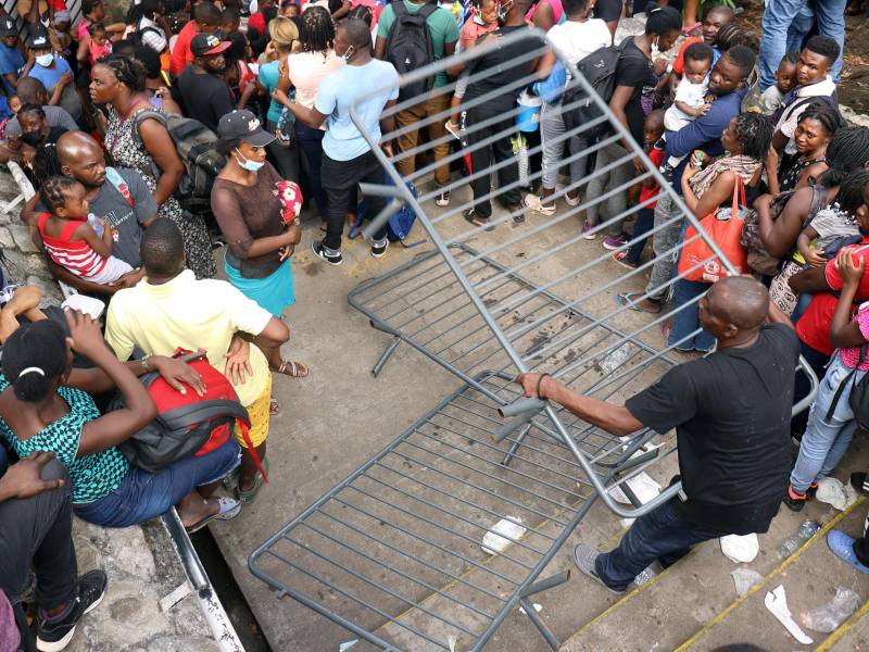 Migrantes centroamericanos, venezolanos y cubanos exigen a las autoridades migratorias regularizarles para poder continuar con su viaje hacia Estados Unidos.