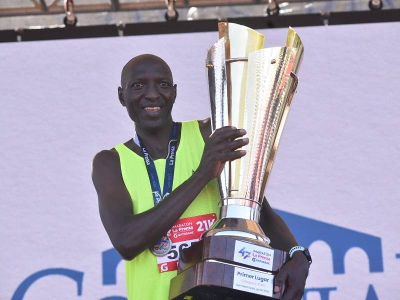 Julius Kibet de Kenia se quedó con el primer lugar en la ruta de los 21 kilómetros de la Maratón de LA PRENSA.