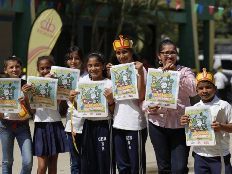 Alumnos y maestros del centro básico República de Honduras recibieron con agrado el primer fascículo de Crece Sano. Fotos: Melvin Cubas
