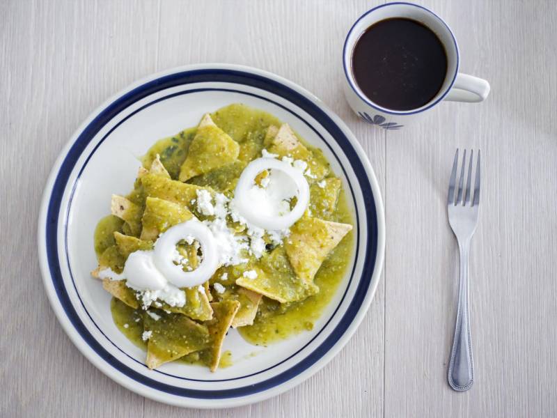 Si quieres dar el toque picante a tus chilaquiles, toma una porción de la salsa y muélela con chile serrano o habanero, según tu gusto.
