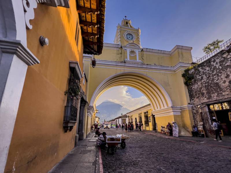 Con paisajes inolvidables y una esencia colonial, Antigua es uno de los destinos turísticos obligatorios al viajar a Guatemala, tanto por su pasado histórico como por su vida contemporánea, esa que llama tanto la atención cada año a miles de extranjeros que disfrutan perderse en sus calles empedradas.