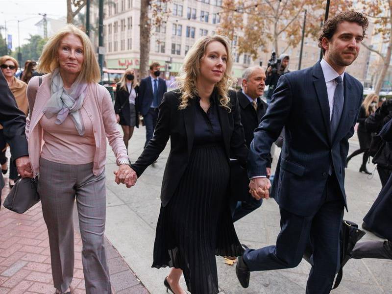 Elizabeth Holmes, fundadora de la fallida start-up de análisis de sangre Theranos, llega al Edificio Federal Robert F. Peckham y al Palacio de Justicia de EE. UU.