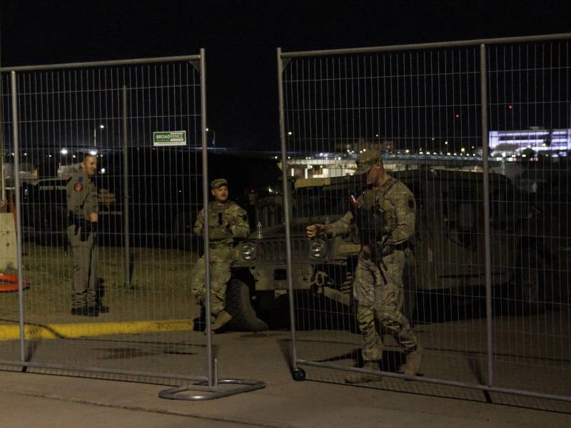 Militares de la Guardia Nacional guardan la frontera de Texas y México.