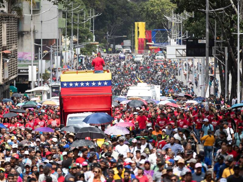 Miles de personas participando en una manifestación en Caracas (Venezuela).
