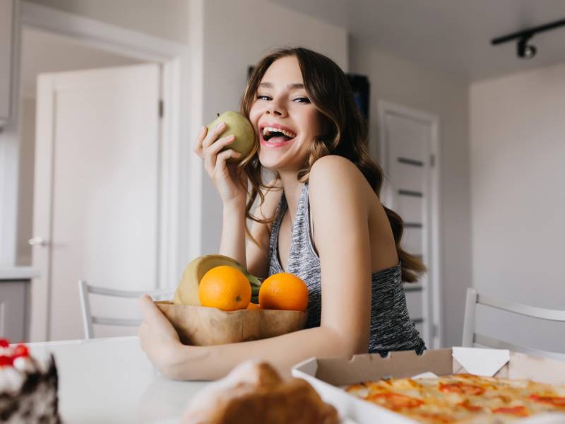 Comer saludable ayuda a mejorar la salud en general.