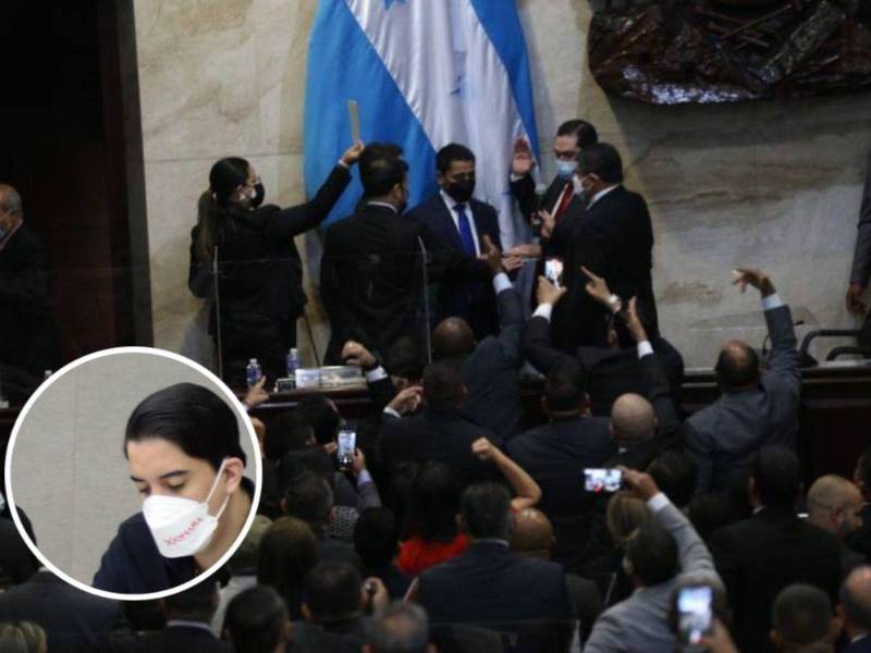 El diputado Jorge Cálix, del Partido Libre siendo juramentado este viernes 21 de enero como presidente provisional del Congreso Nacional.