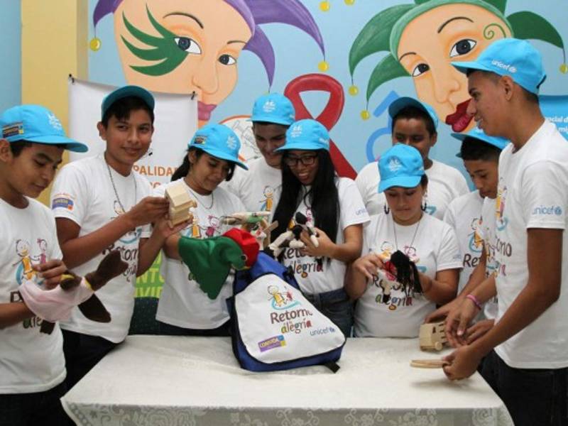 Los muchachos muestran las herramientas que usarán para ayudar a los niños.