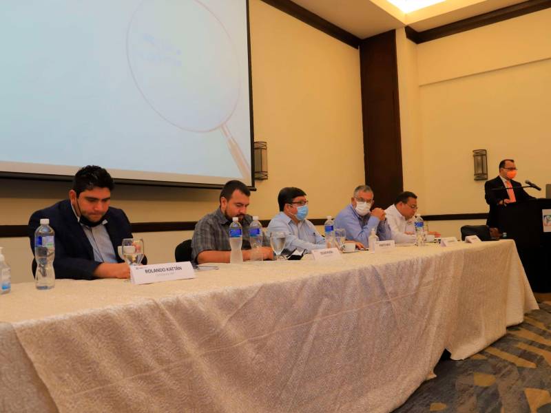 Transparencia. La comisión interventora del RNP y el Fonac tuvieron ayer un foro para hablar sobre los avances en la entrega del DNI.