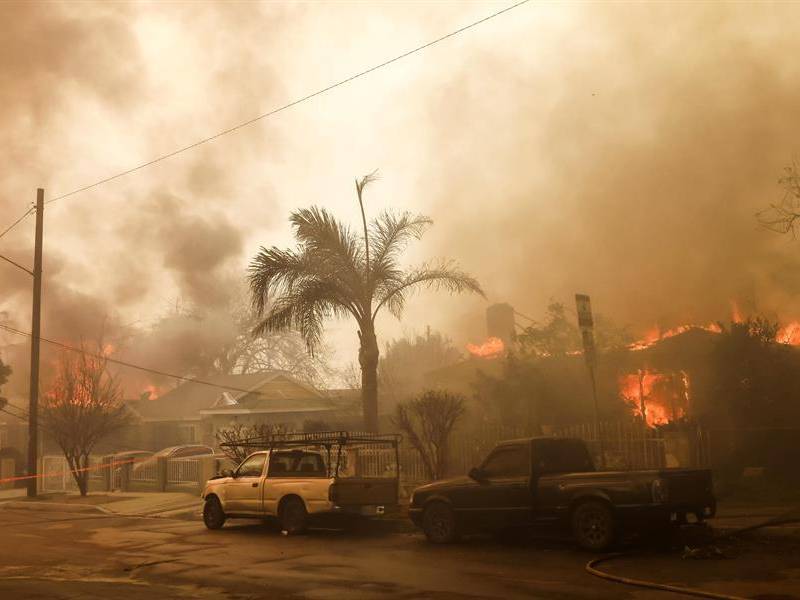 Los devastadores incendios en Los Ángeles dejan al menos cinco muertos y miles de estructuras arrasadas.