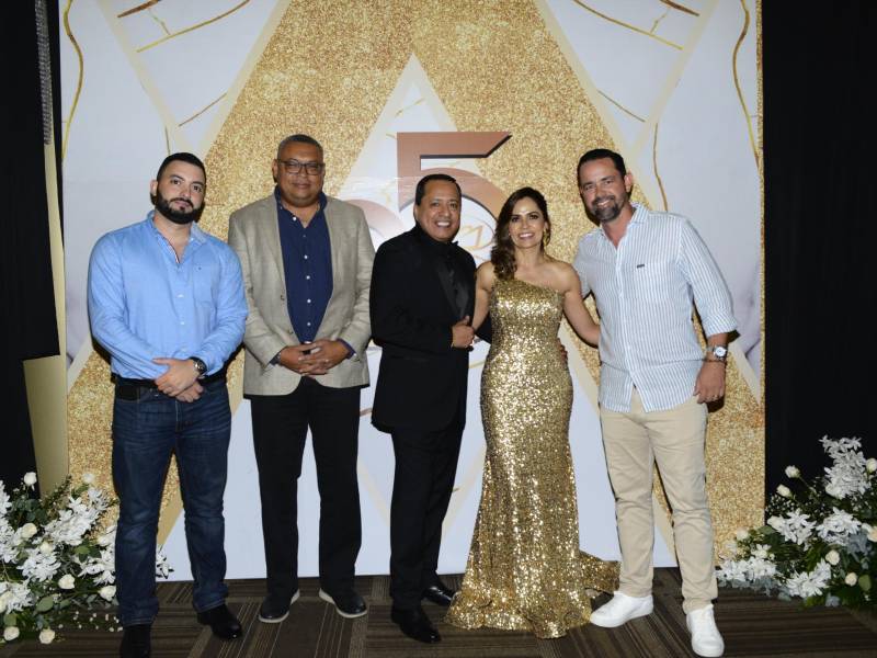 Jorge Cabús, Jesús Reyes, Daniel Pineda, Amy Amador y Kyle McNab.