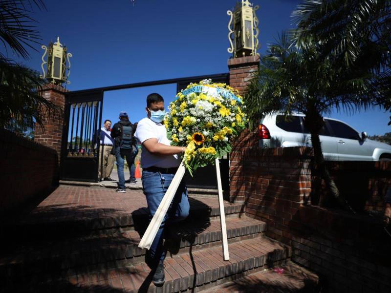 Un arreglo floral es llavado al sepelio de Jorge Bueso Arias.