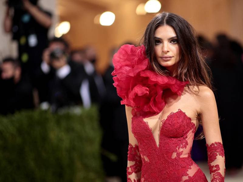 Despeinado: La modelo Emily Ratajkowski se ve deslumbrante con este estilismo. En lugar de recogerse el cabello, luce pelo suelto efecto despeinado con raya en medio.