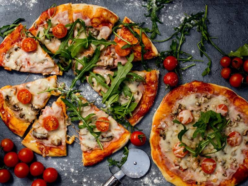 La pizza es una delicia que se comparte a trozos con los seres más queridos.