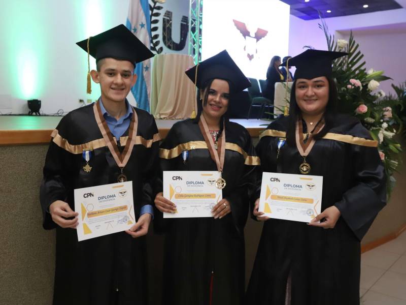 El Centro Politécnico del Norte (CPN) festejó a 98 alumnos por la culminación de sus estudios en Bachiller en Ciencias y Humanidades. El salón Julián Arriaga de la Universidad Tecnológica de Honduras (UTH) recibió a centenares de familiares y amistades de los graduandos que también fueron parte de este importante logro. En esta postal, los tres primeros lugares de excelencia académica, Norberto Garrigo, Celia Rodríguez y Yissel Carías.