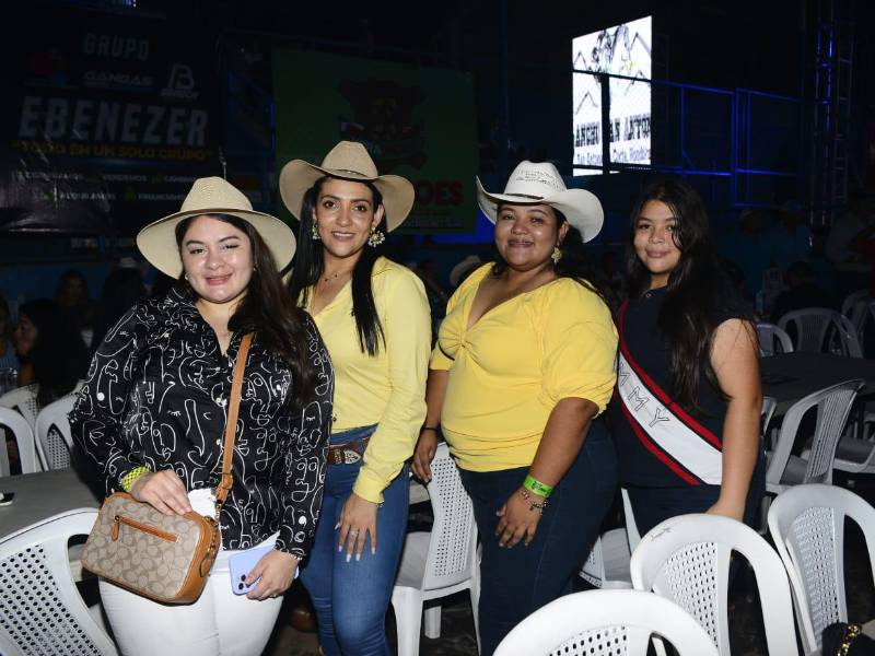 Hermosas sampedranas a la espera del concierto.